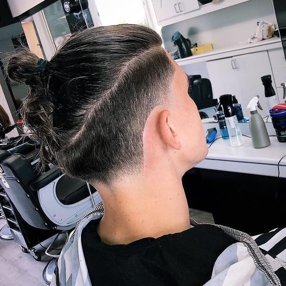 man bun, lang haar, wassen en knippen.